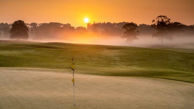 Montgomerie_8_green_to_tower_mist