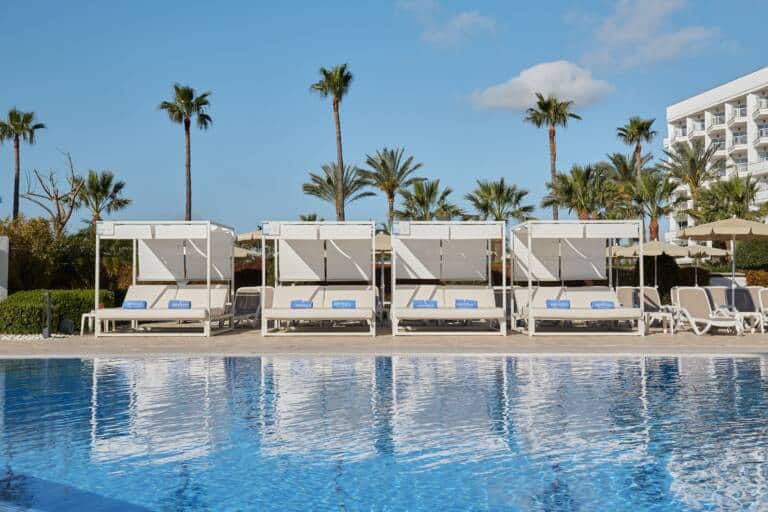 Hipotels Cala Millor Park pool & bali beds