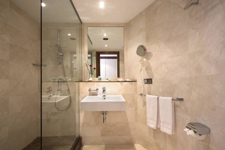 Hipotels Cala Millor Park standard double room bathroom