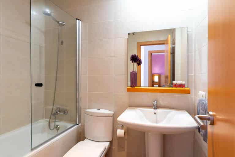 Leo Punta umbria bathroom