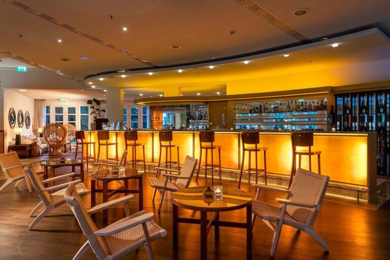 lobby-bar