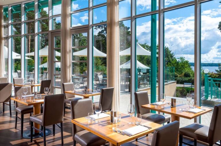 restaurant-with-lake-view