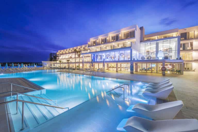 09 Mail Pool & Hotel