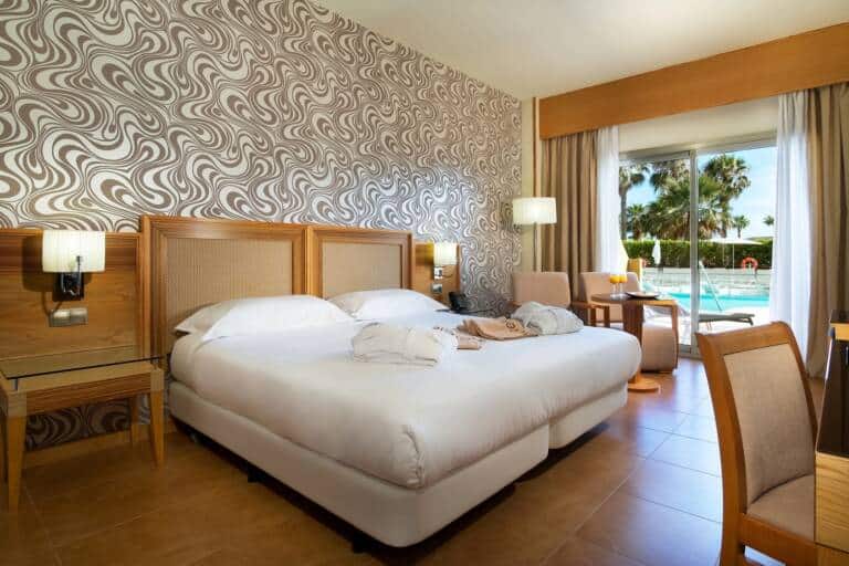 10 - Double Swim Up room