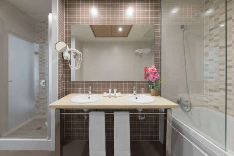 19- Suite bathroom