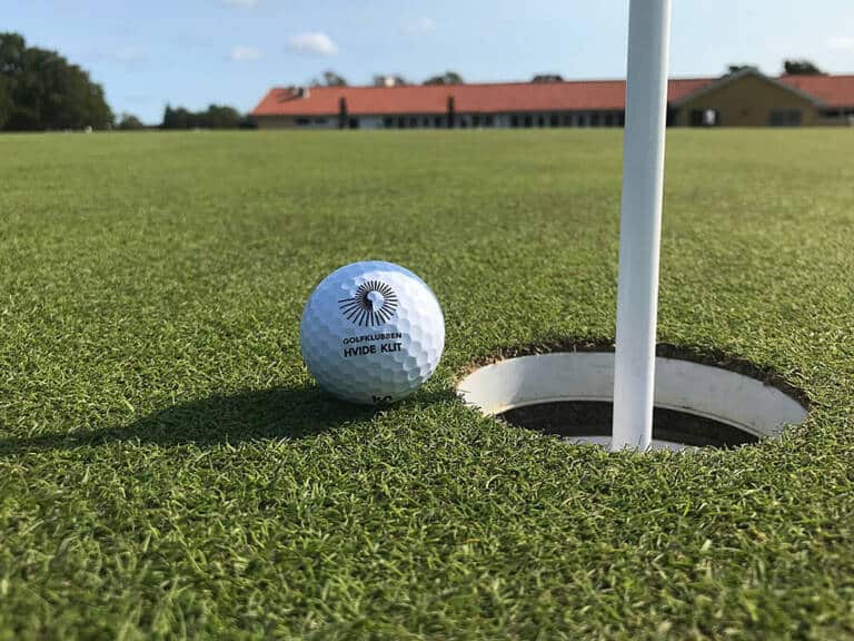 golfbold-ved-hul-1066x800
